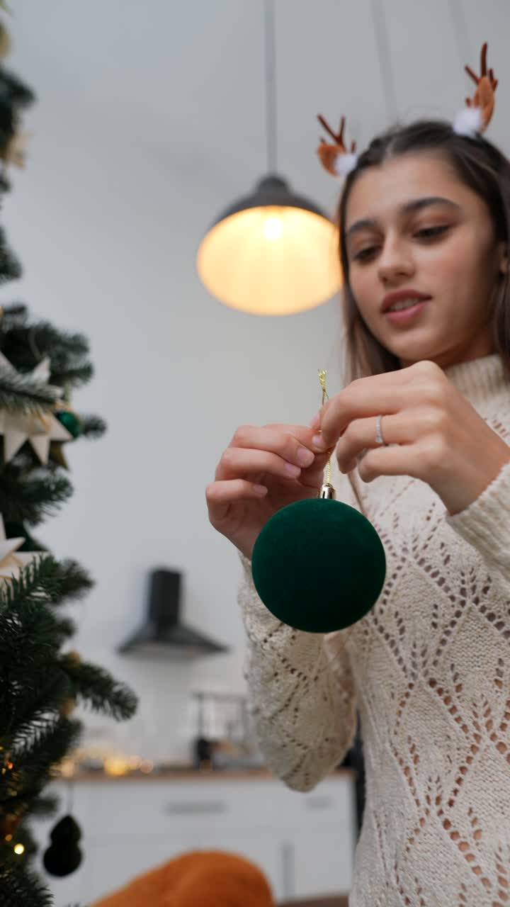 joven decorando un árbol de navidad