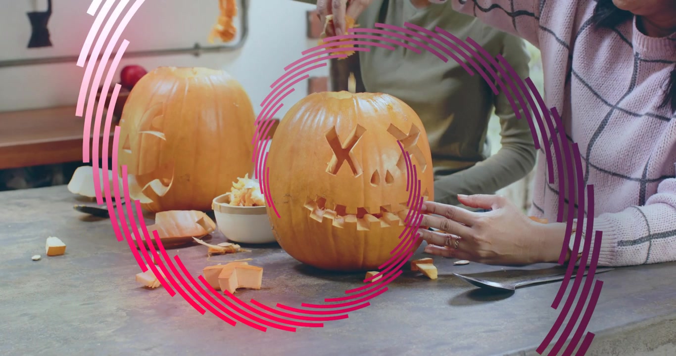 Sovrapposizione decorativa che turbina rivelando madre e figlia che raccolgono la polpa di zucca in una ciotola per un lavoretto fai-da-te.