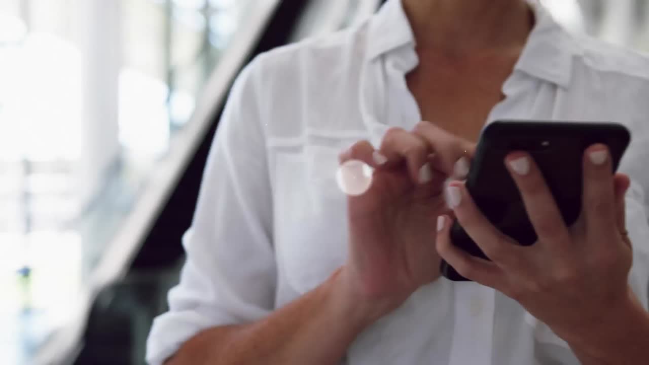 animación de la red de conexión con iconos sobre la mujer usando teléfono inteligente