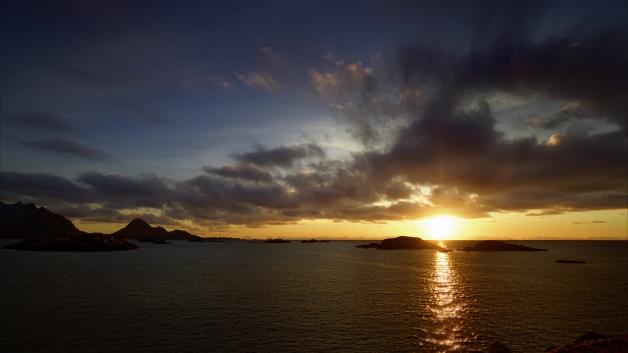 amanecer sobre el mar con nubes flotando bajas desde el fondo hacia el primer plano