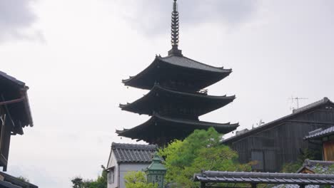 black five story pagoda toji gojunotoin kyoto, japan, establishing shot in summer 4k