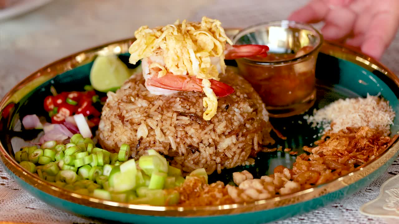 Delicioso plato tailandés con ingredientes vibrantes