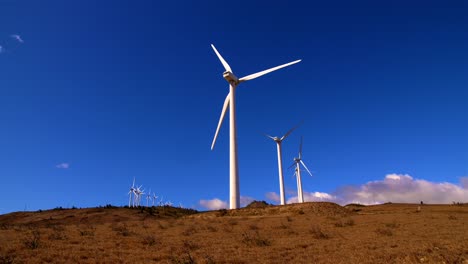 Hawaii-Windmühlen-An-Der-Bergfront