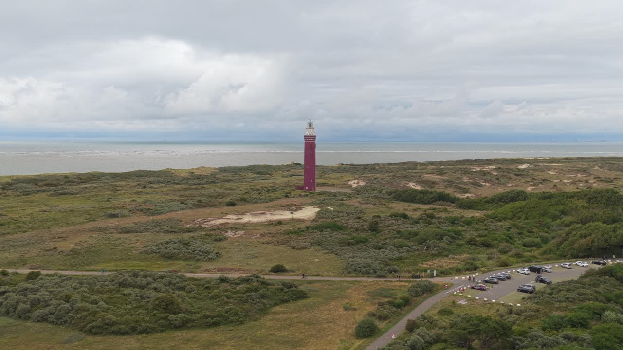 Vista de dron del faro de Ouddorp, Holanda Meridional, en la costa, Países Bajos