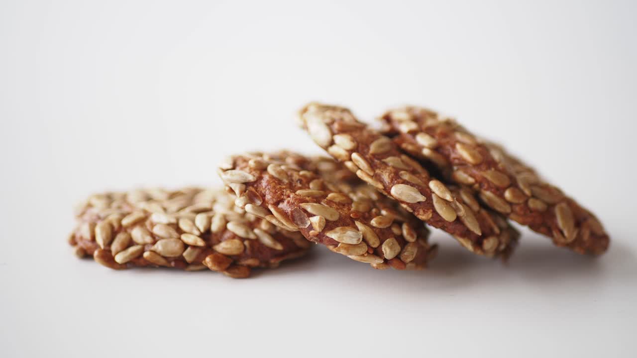 un primer plano de las deliciosas galletas de semillas de girasol caseras