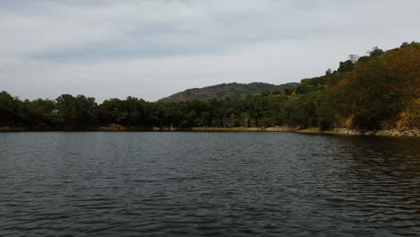 el paisaje sereno del lago de montaña