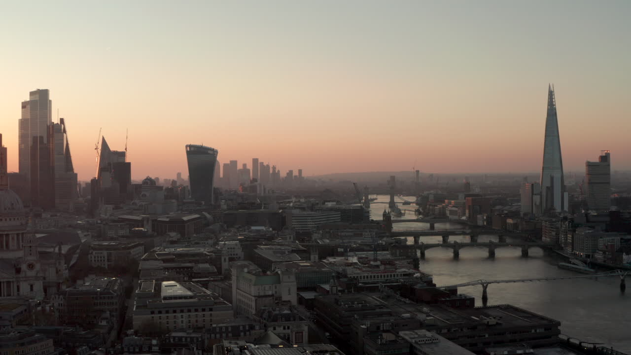 새벽에 런던의 초고층 건물을 향해 테임즈 강 위에서 공중 촬영