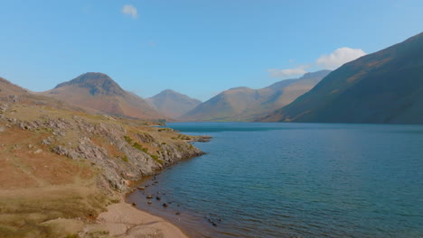 Aguas-Residuales-Wasdale-Head-Distrito-De-Los-Lagos-Parque-Nacional-De-La-Unesco,-Recorrido-Aéreo-Temprano-En-La-Mañana-A-Través-Del-Nivel-Del-Lago-Altitud-Mavic-3-Cine-Prores-422---Clip-4