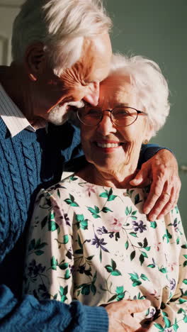 una pareja de ancianos afectuosos.