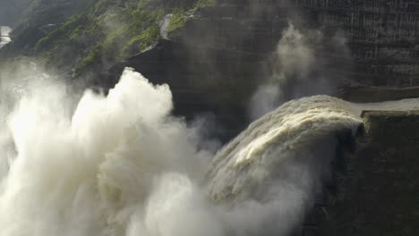 primer plano de las impresionantes y efusivas aguas del río cauca a medida que fluyen a través de la represa de hidroituango en ituango, colombia