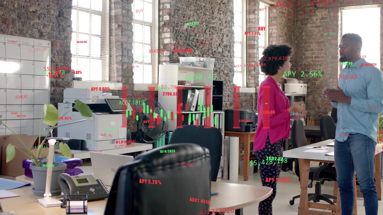 Kvinna håller i en kopp och man gestikulerar på kontor, finansiella candlestick-diagram visas och formar samtalet.
