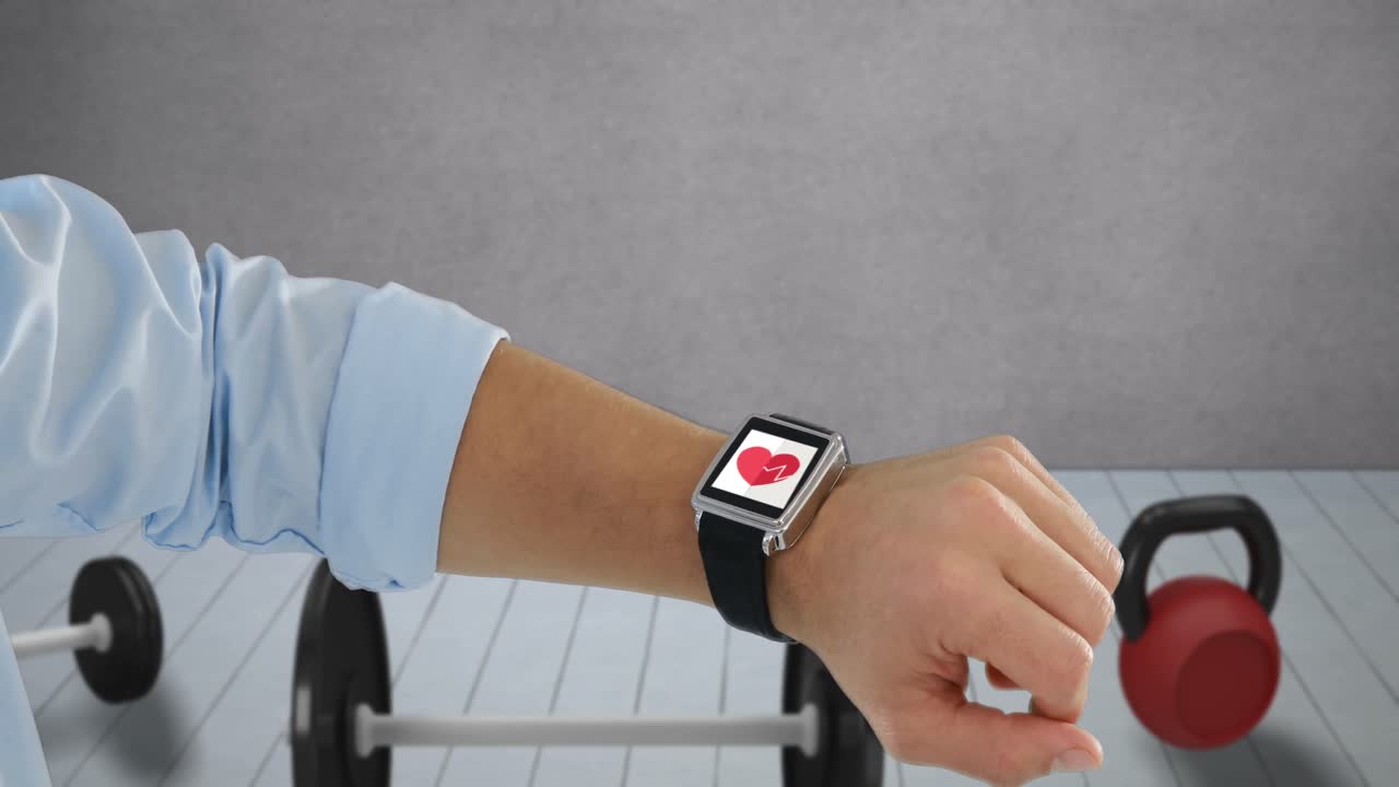 hombre comprobando sus latidos cardíacos en un reloj inteligente