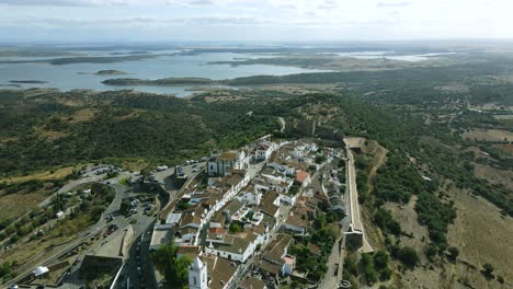 Movimiento-Trasero-Aéreo-4k-De-La-Antigua-Aldea-De-Monsaraz-En-Portugal