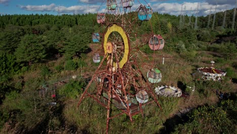 Primer-Plano-Aéreo-Noria-Abandonada-Drone-En-Japón-Kejonuma-Isla-De-Ocio-Cielo-Sereno-Paisaje-En-Sendai-Tohoku