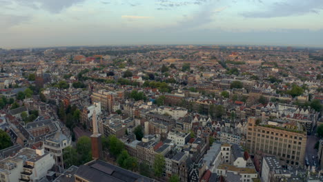 Disparo-De-Un-Dron-Bajo-Sobre-Las-Casas-Adosadas-De-Ámsterdam-Al-Amanecer