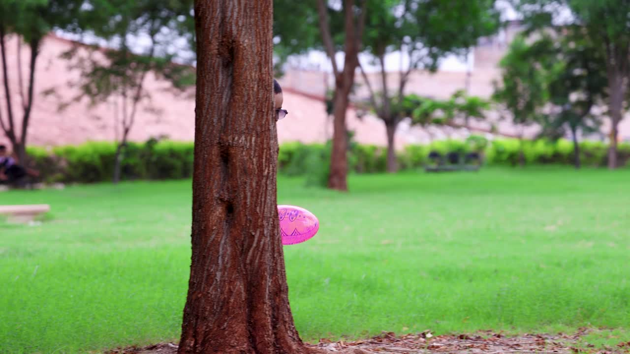 귀여운 인도 아기가 밖에서 순수하고 즐거운 표정을 짓고 있어요.