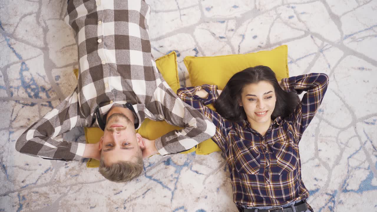 꿈꾸는 젊은 연인이나 남편과 아내는 휴식을 취하고, 긴장을 풀고 꿈을 꾸고 있습니다.