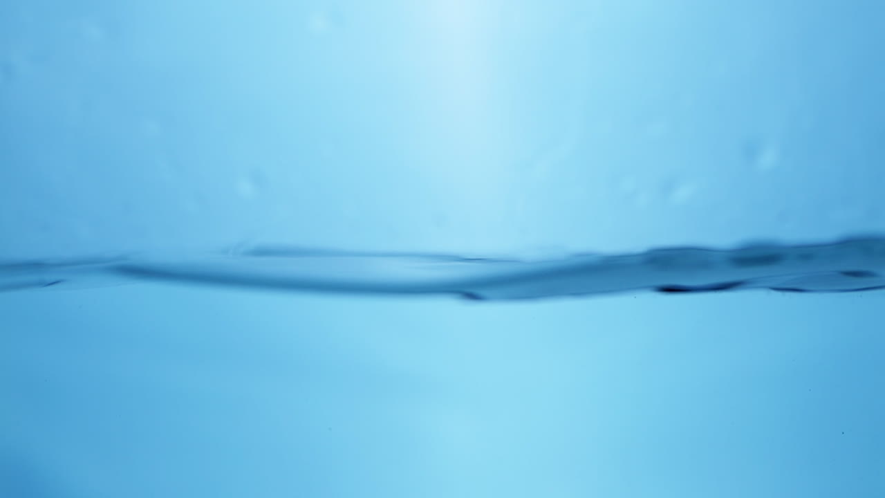 액체 역학: 움직이는 담수 물방울의 거시적 시각, 자연의 교향곡, 천천히 움직이는 물, 파란색의 파동 효과