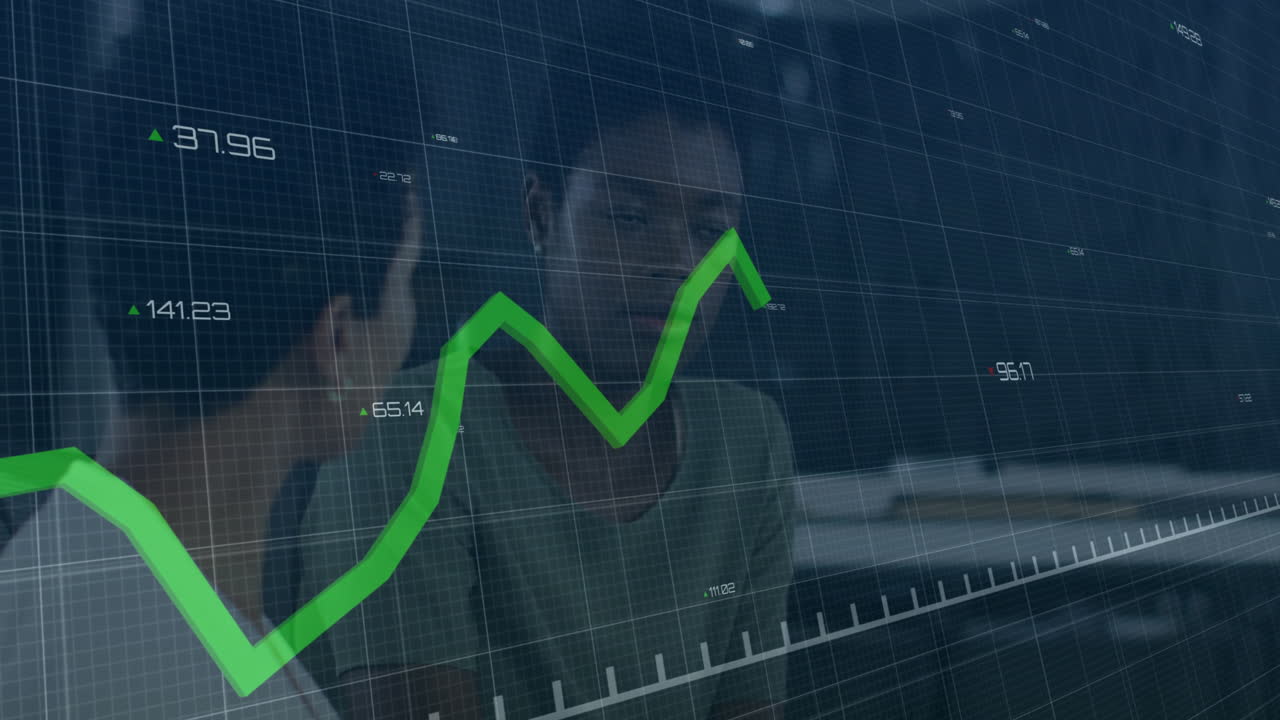 Animazione di linea verde ed elaborazione di dati finanziari su diversi professionisti in ufficio