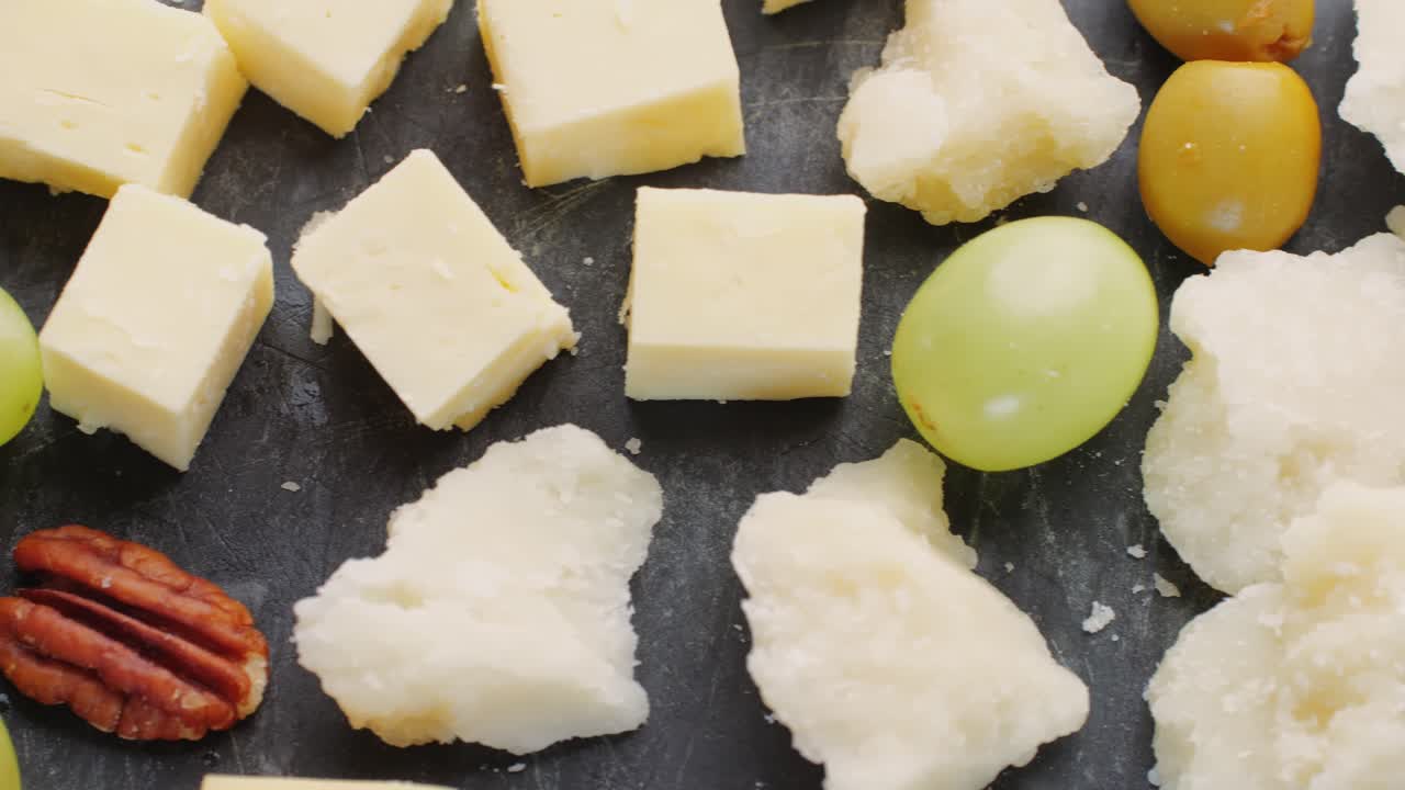 plato de queso y frutas