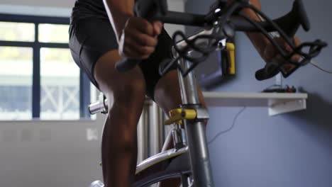 ciclista que utiliza un analizador de gases metabólicos