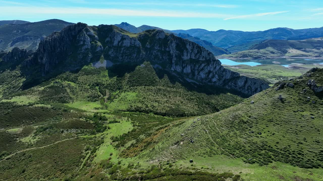 vista aérea de las montañas de cubillas de arbas, revelar plano general