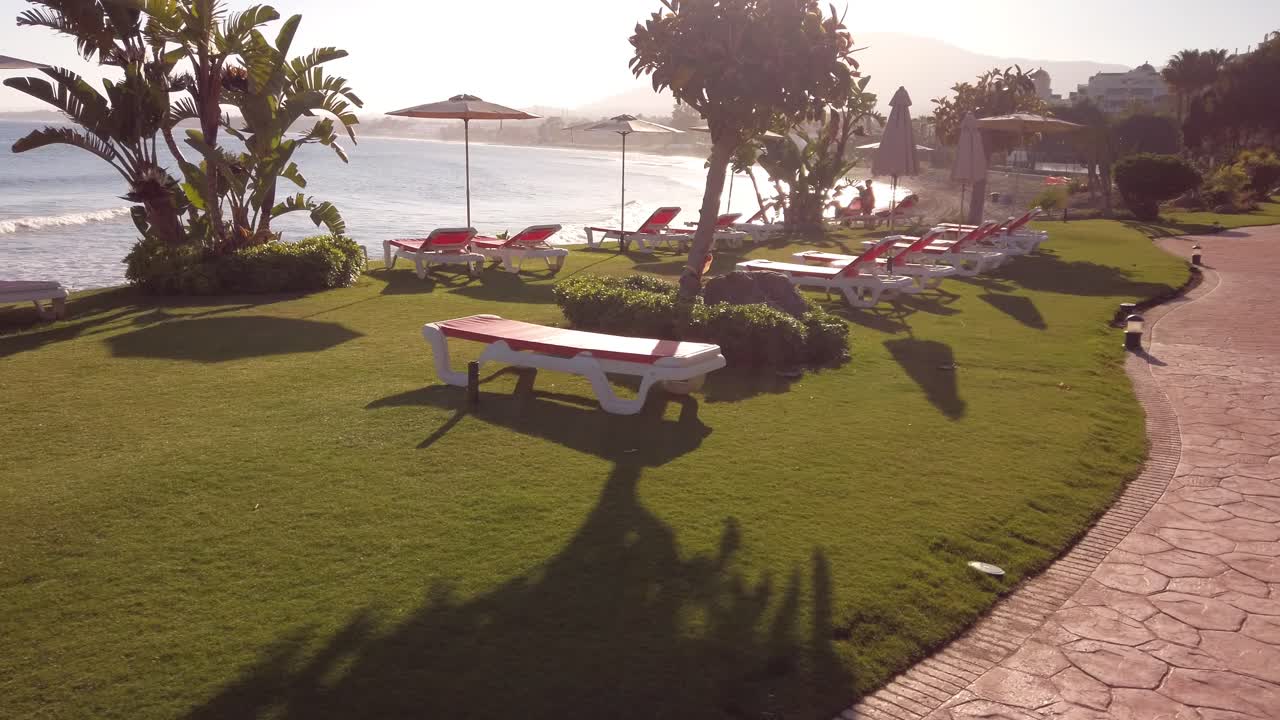 caminar suavemente por la acera del mar en el paraíso de la costa sur de españa, ambiente tropical de vacaciones en la playa, marbella, málaga, españa