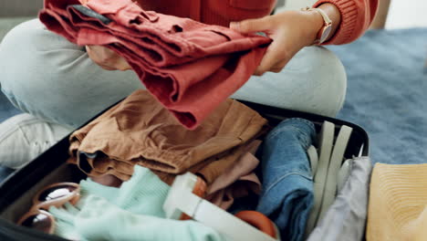 ropa, maleta y mujer empacando para las vacaciones