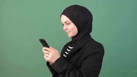 Muslim-Woman-Message-Phone