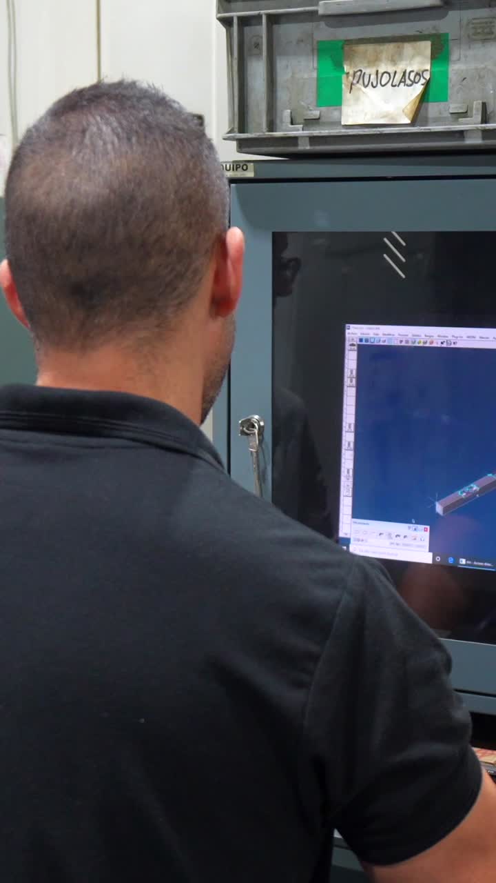 hombre que trabaja en el equipo