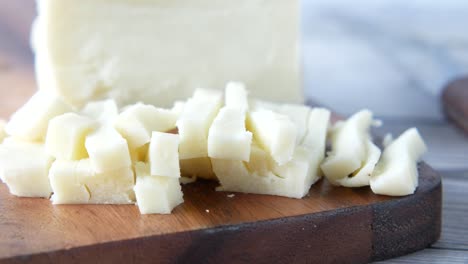 queso blanco en rodajas en la tabla de cortar