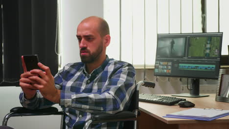 videógrafo discapacitado que busca en internet con su teléfono inteligente