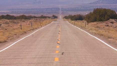 El-Calor-Se-Eleva-Desde-Un-Largo-Camino-Recto-Y-Solitario-En-El-Desierto