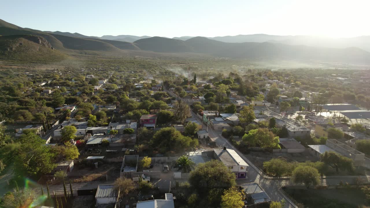 aéreo - amanecer en las montañas de tamaulipas, méxico, tiro giratorio
