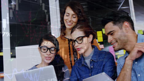 animación del procesamiento de datos financieros sobre diversas personas de negocios en la oficina