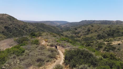 Tiro-De-Drone-De-Ciclista-De-Montaña-En-Sendero-De-Montaña