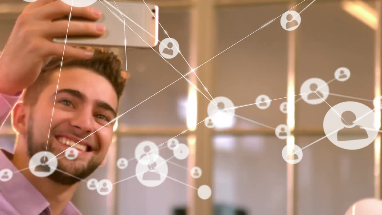 animación de la red de conexiones con iconos sobre empresario caucásico tomando selfie