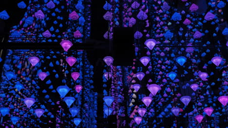instalación de luces de diamantes de colores