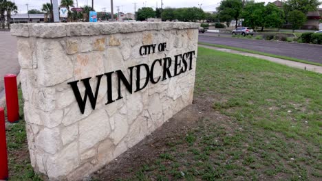 Stadt-Windcrest,-Texas-Schild-Mit-Gimbal-Video-Stall