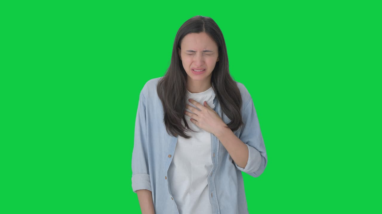 chica india que tiene un ataque de asma pantalla verde