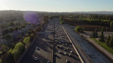 siguiendo coches directamente por encima de la autopista del valle de san fernando durante la hora pico