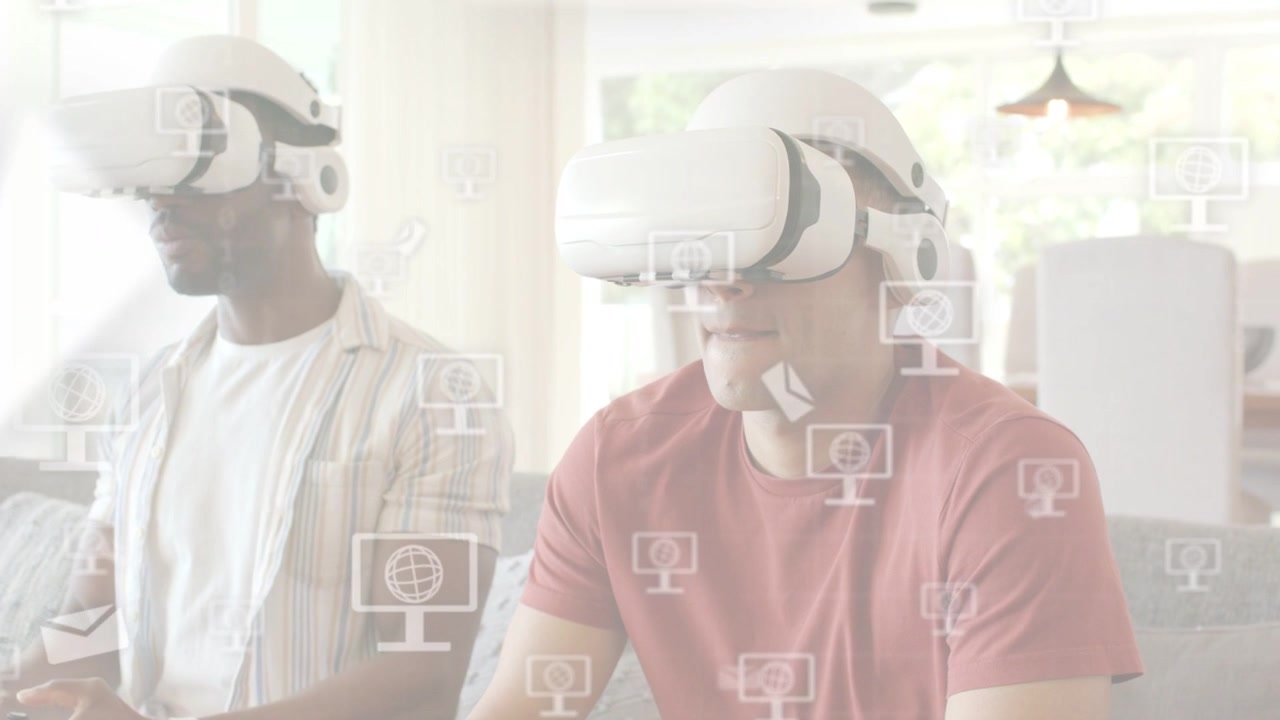 To mænd sidder på en sofa, betjener controllere og aktiverer HUD-skærm og globusikoner til gaming.