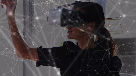 animación de la red de conexiones sobre mujer de negocios con auriculares vr