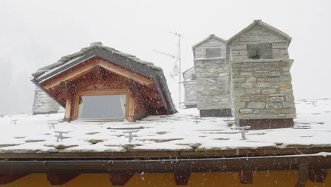 Schwenkkameraansicht-Von-Kaminen-An-Einem-Schneiten-Tag-Vom-Hotelfenster-Aus