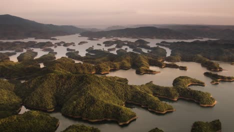 Puesta-De-Sol-En-Tà-Đùng-En-Vietnam,-Asia,-Un-Hermoso-Lago-Con-Un-Pintoresco-Archipiélago-Insular