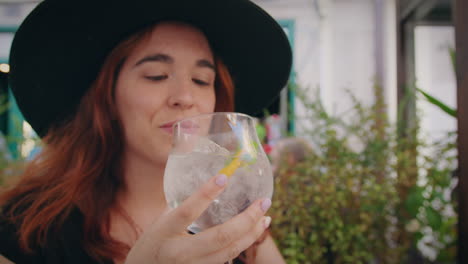 Mädchen-Entspannt-Sich-Auf-Einer-Barterrasse-Und-Trinkt-Einen-Gin-Aus-Nächster-Nähe