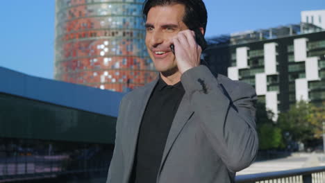 Businessman-talking-on-phone-at-street