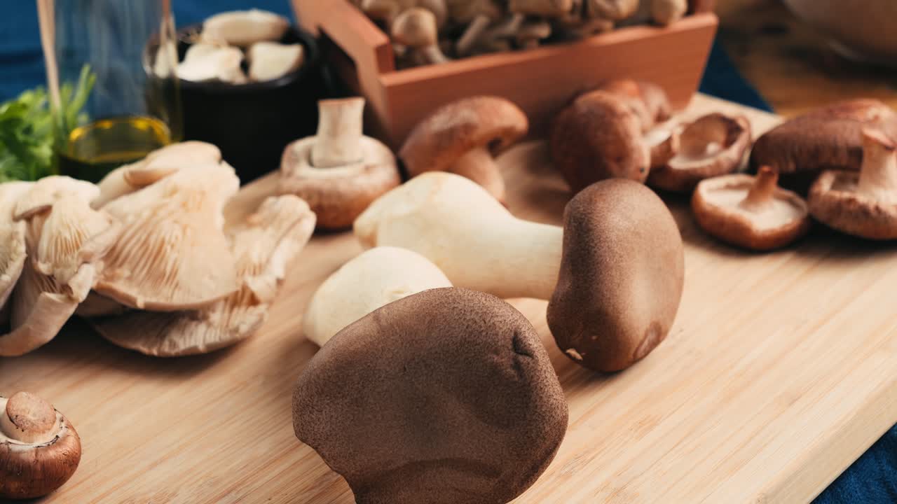 나무 절단판에 신선한 버섯의 종류