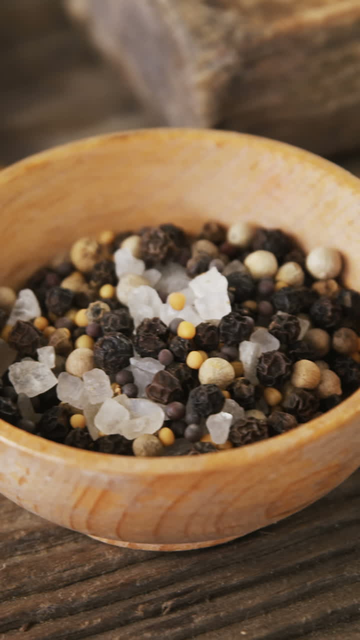 치즈, 향신료,  ⁇ 끔한 비스 ⁇ 과 칼