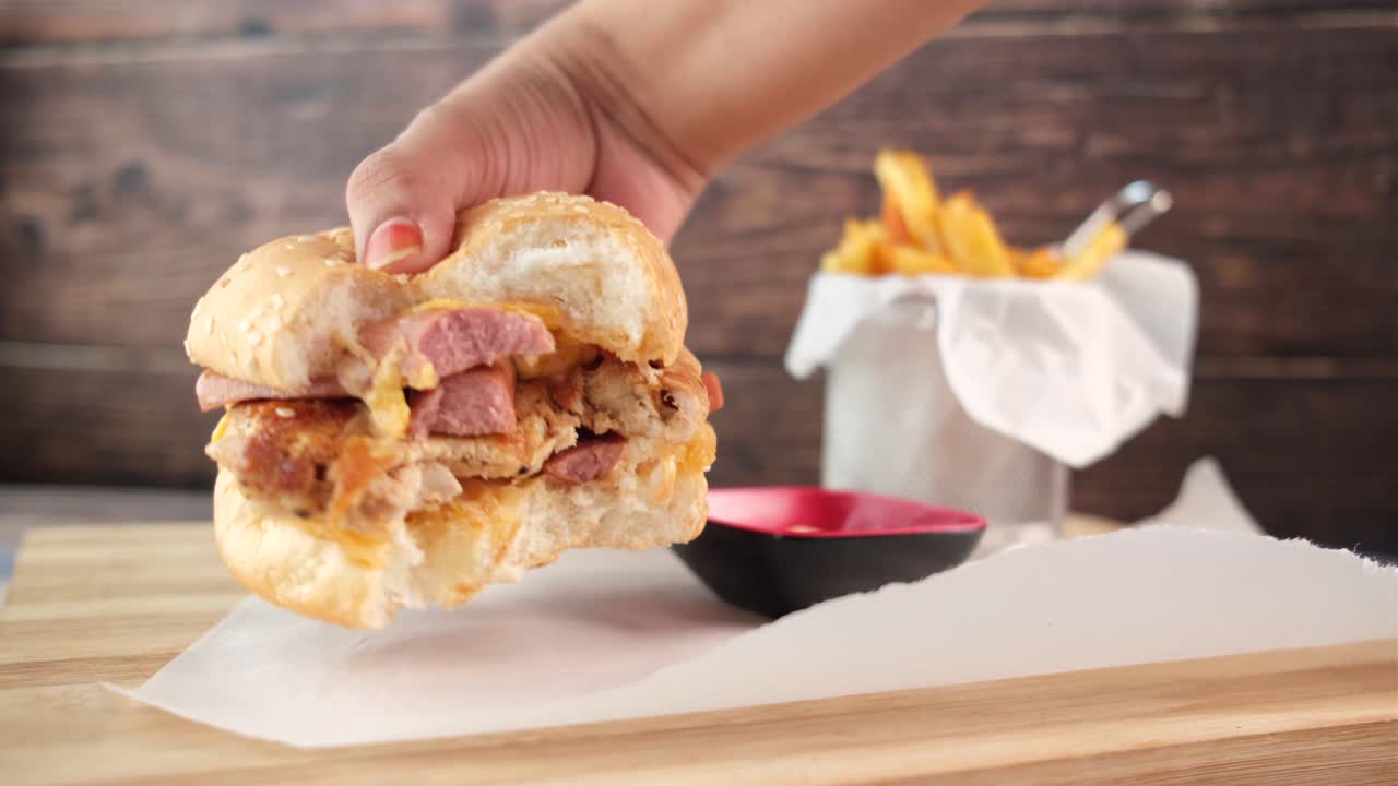 delicioso sándwich de mano con papas fritas